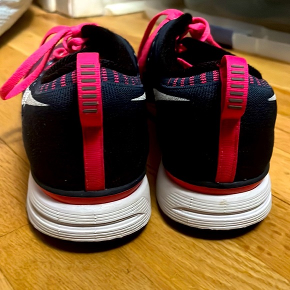 Practically new Nike running shoes - Picture 3 of 6